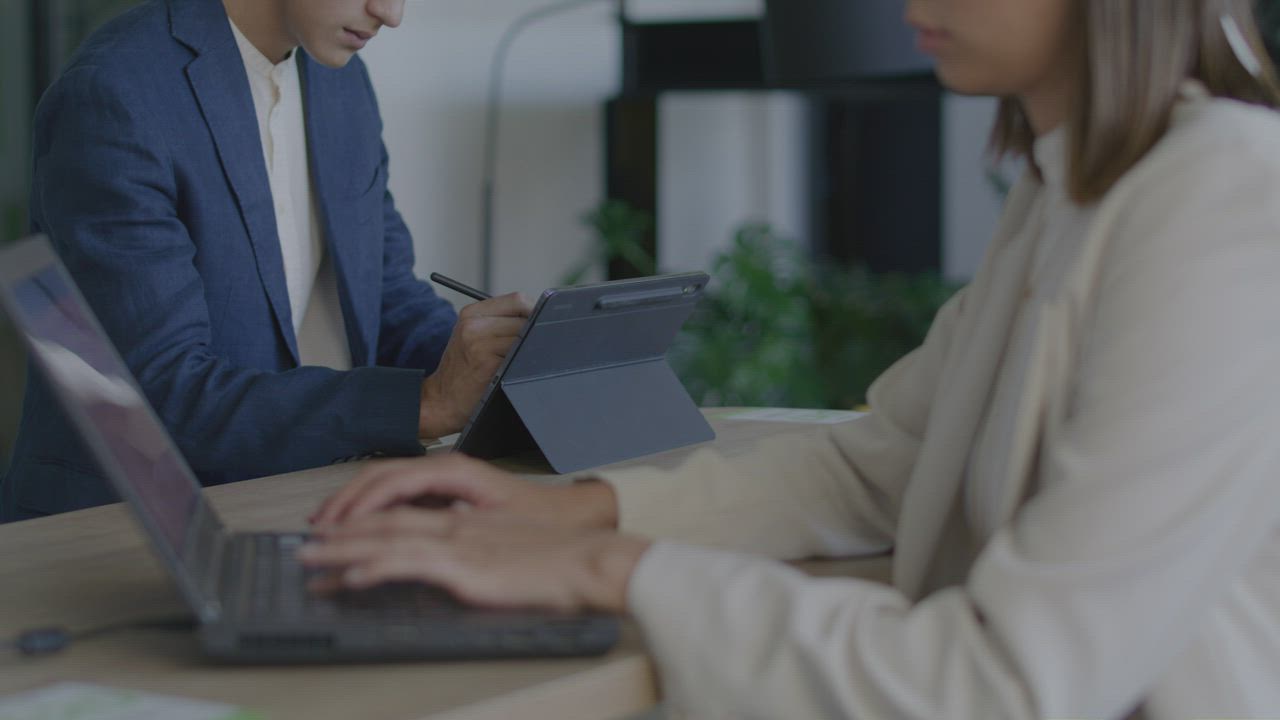 Overleg met een laptop en tablet